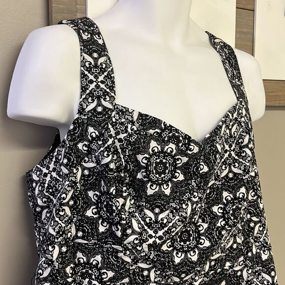 Torrid Black White Lace Print Sweetheart Peplum Top w/ Back Zipper-Size 2=2X - Picture 7 of 16